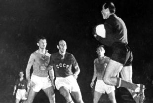 Yugoslavia's goalkeeper Vidinic claims the ball in the final against winners USSR